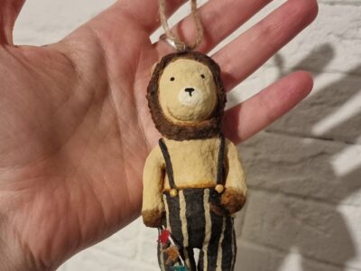 Продам ватную ёлочную игрушку Лев с флажками